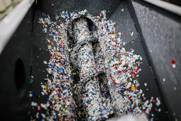 Оборудование для переработки пластиковых отходов на заводе — стоковое фото