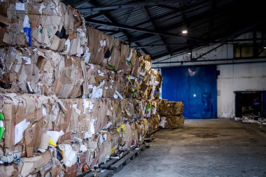 plastik atık çöp bertaraf tesisi depoda olduğunu