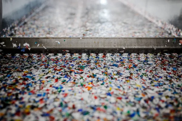 Botellas de plástico reciclado y residuos en la planta — Foto de Stock