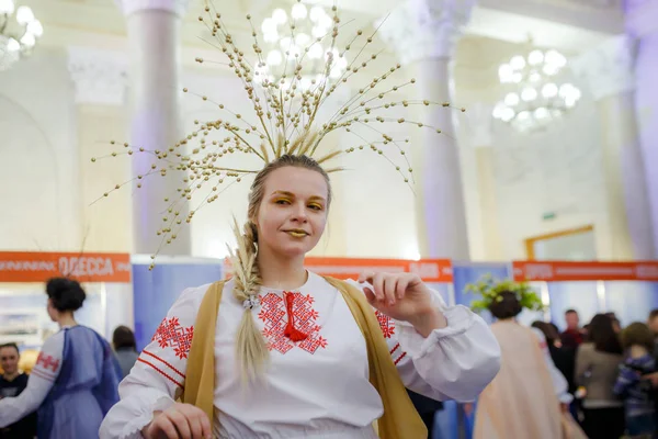 Минск - 1 февраля 2018 года: красивая девушка на белорусском языке — стоковое фото