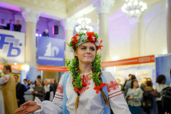 Minsk, Weißrussland - 1. Februar 2018: Schönes Mädchen im weißrussischen T — Stockfoto