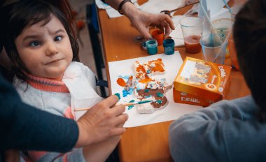 Minsk, Beyaz Rusya - 1 Mayıs 2017: down sendromlu oyun sevimli çocukla