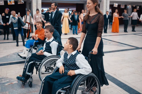 Minsk, Beyaz Rusya - 1 Mayıs 2017: Down sendromu dans çocuklarla 