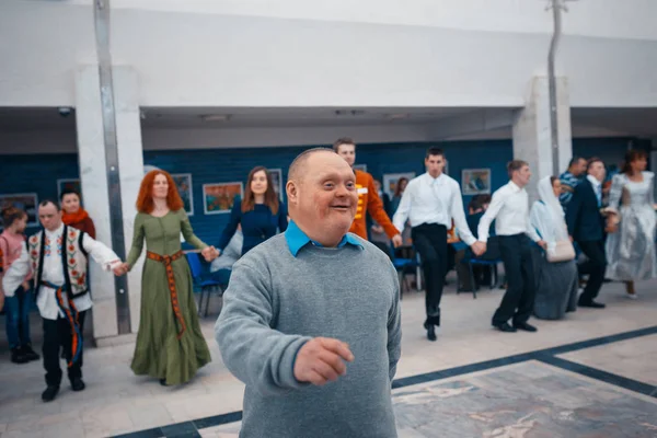 Minsk, Beyaz Rusya - 1 Mayıs 2017: Down sendromu dans çocuklarla 