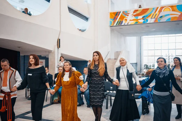 Minsk, Beyaz Rusya - 1 Mayıs 2017: Down sendromu dans çocuklarla 