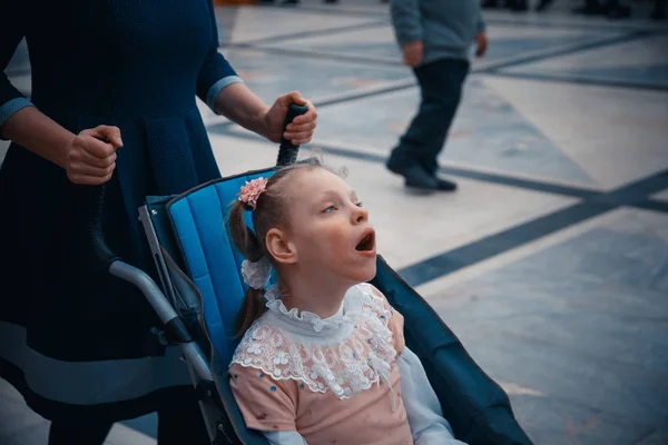 Минск - 1 мая 2017 года: дети с синдромом Дауна танцуют — стоковое фото