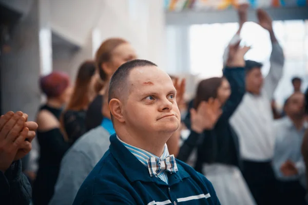 MINSK, BELARUS - 1 de mayo de 2017: niños con síndrome de Down bailan —  Fotos de Stock