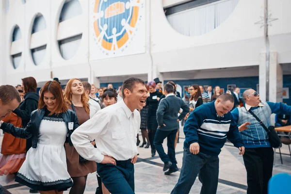 Mińsk, Białoruś - 1 maja 2017: dzieci z Down syndrome taniec — Zdjęcie stockowe