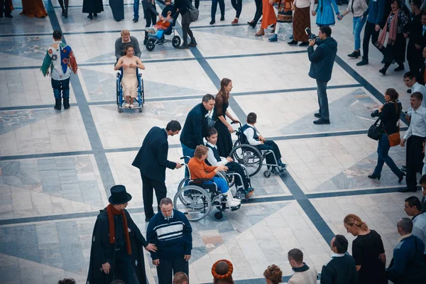 MINSK, BELARUS - 1 de mayo de 2017: niños con síndrome de Down bailan —  Fotos de Stock