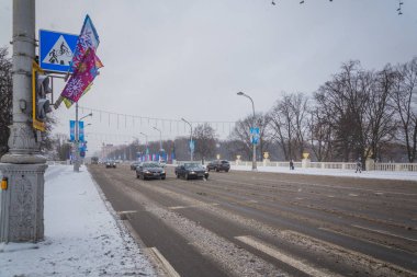 Güçlü kar yağışı, siklon kış otomobillerde şehir sokaklarda çoğu koyu