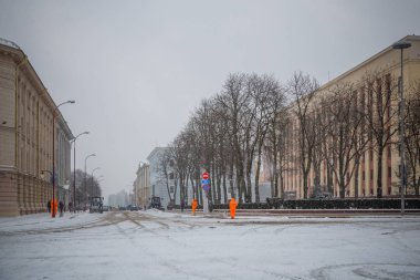Traktör yolda kar temizleme. Ekskavatör st temizler