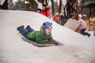 Minsk, Beyaz Rusya - 1 Şubat 2017: çocuk rulo ile kışın bir 