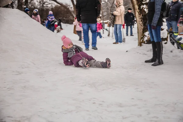 Минск, Белоруссия - 1 февраля 2017 года: детские роллы зимой с — стоковое фото