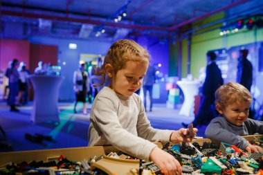 Minsk, Beyaz Rusya - 1 Mayıs 2017: renkli oyuncaklar ile oynama çocuk. 