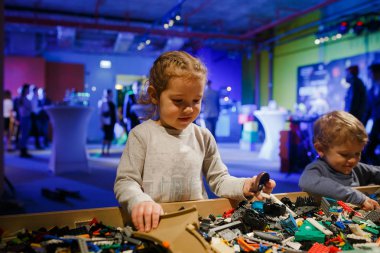 Minsk, Beyaz Rusya - 1 Mayıs 2017: renkli oyuncaklar ile oynama çocuk. 