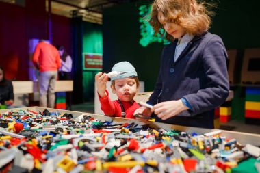 Minsk, Beyaz Rusya - 1 Mayıs 2017: renkli oyuncaklar ile oynama çocuk. 