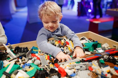 Minsk, Beyaz Rusya - 1 Mayıs 2017: renkli oyuncaklar ile oynama çocuk. 