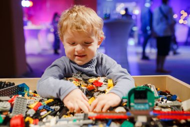 Minsk, Beyaz Rusya - 1 Mayıs 2017: renkli oyuncaklar ile oynama çocuk. 