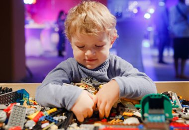 Minsk, Beyaz Rusya - 1 Mayıs 2017: renkli oyuncaklar ile oynama çocuk. 