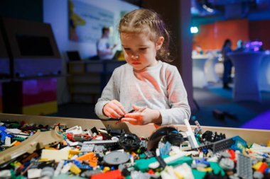 Minsk, Beyaz Rusya - 1 Mayıs 2017: renkli oyuncaklar ile oynama çocuk. 