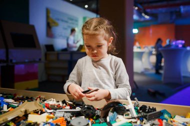 Minsk, Beyaz Rusya - 1 Mayıs 2017: renkli oyuncaklar ile oynama çocuk. 