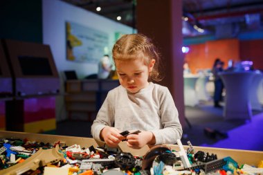 Minsk, Beyaz Rusya - 1 Mayıs 2017: renkli oyuncaklar ile oynama çocuk. 