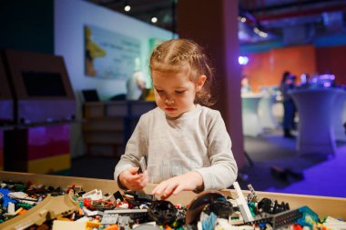 Minsk, Beyaz Rusya - 1 Mayıs 2017: renkli oyuncaklar ile oynama çocuk. 