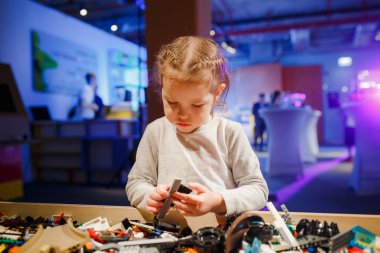 Minsk, Beyaz Rusya - 1 Mayıs 2017: renkli oyuncaklar ile oynama çocuk. 