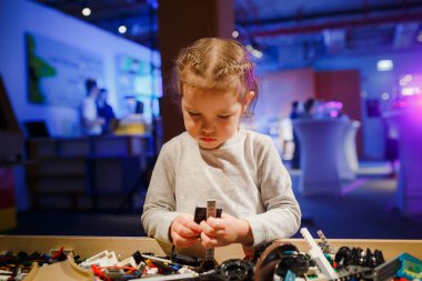 Minsk, Beyaz Rusya - 1 Mayıs 2017: renkli oyuncaklar ile oynama çocuk. 