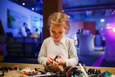 Minsk, Beyaz Rusya - 1 Mayıs 2017: renkli oyuncaklar ile oynama çocuk. 