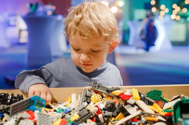 Minsk, Beyaz Rusya - 1 Mayıs 2017: renkli oyuncaklar ile oynama çocuk. 