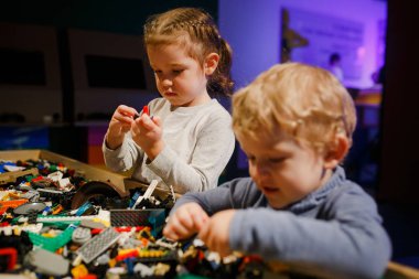 Minsk, Beyaz Rusya - 1 Mayıs 2017: renkli oyuncaklar ile oynama çocuk. 