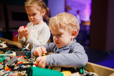 Minsk, Beyaz Rusya - 1 Mayıs 2017: renkli oyuncaklar ile oynama çocuk. 