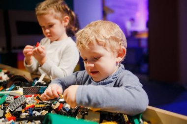 Minsk, Beyaz Rusya - 1 Mayıs 2017: renkli oyuncaklar ile oynama çocuk. 