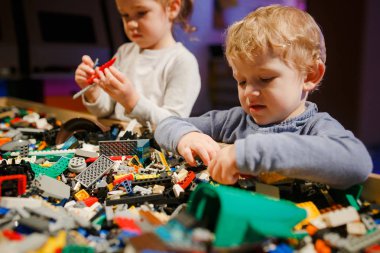 Minsk, Beyaz Rusya - 1 Mayıs 2017: renkli oyuncaklar ile oynama çocuk. 