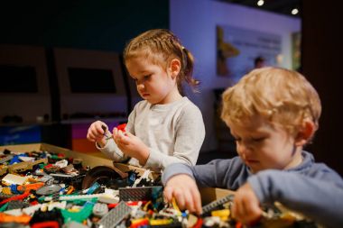 Minsk, Beyaz Rusya - 1 Mayıs 2017: renkli oyuncaklar ile oynama çocuk. 