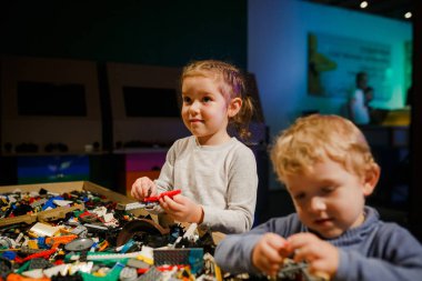 Minsk, Beyaz Rusya - 1 Mayıs 2017: renkli oyuncaklar ile oynama çocuk. 