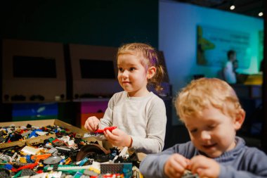 Minsk, Beyaz Rusya - 1 Mayıs 2017: renkli oyuncaklar ile oynama çocuk. 