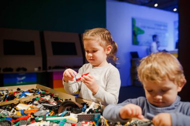 Minsk, Beyaz Rusya - 1 Mayıs 2017: renkli oyuncaklar ile oynama çocuk. 