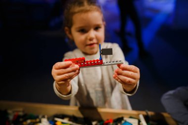 Minsk, Beyaz Rusya - 1 Mayıs 2017: renkli oyuncaklar ile oynama çocuk. 