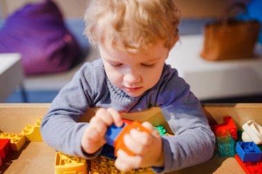 Minsk, Beyaz Rusya - 1 Mayıs 2017: renkli oyuncaklar ile oynama çocuk. 