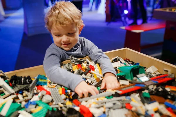 Minsk, Beyaz Rusya - 1 Mayıs 2017: renkli oyuncaklar ile oynama çocuk. 