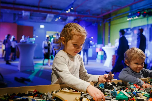 Minsk, Beyaz Rusya - 1 Mayıs 2017: renkli oyuncaklar ile oynama çocuk. 