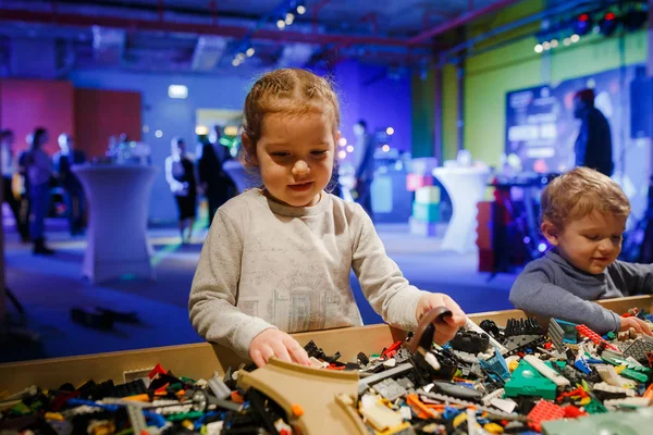 Minsk, Beyaz Rusya - 1 Mayıs 2017: renkli oyuncaklar ile oynama çocuk. 