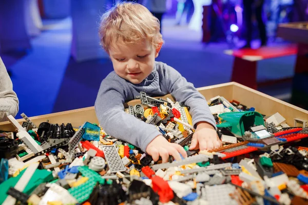 Minsk, Beyaz Rusya - 1 Mayıs 2017: renkli oyuncaklar ile oynama çocuk. 