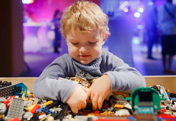 Minsk, Beyaz Rusya - 1 Mayıs 2017: renkli oyuncaklar ile oynama çocuk. 