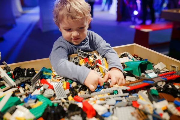 Minsk, Beyaz Rusya - 1 Mayıs 2017: renkli oyuncaklar ile oynama çocuk. 