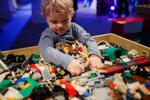 Minsk, Beyaz Rusya - 1 Mayıs 2017: renkli oyuncaklar ile oynama çocuk. 