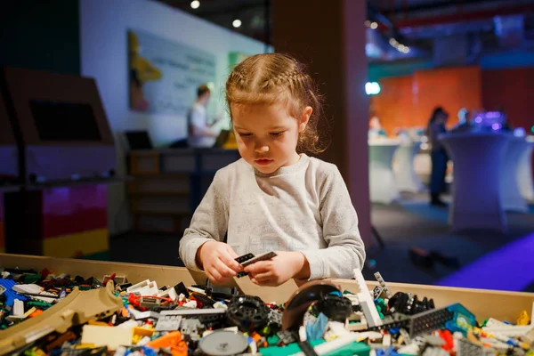 Minsk, Beyaz Rusya - 1 Mayıs 2017: renkli oyuncaklar ile oynama çocuk. 