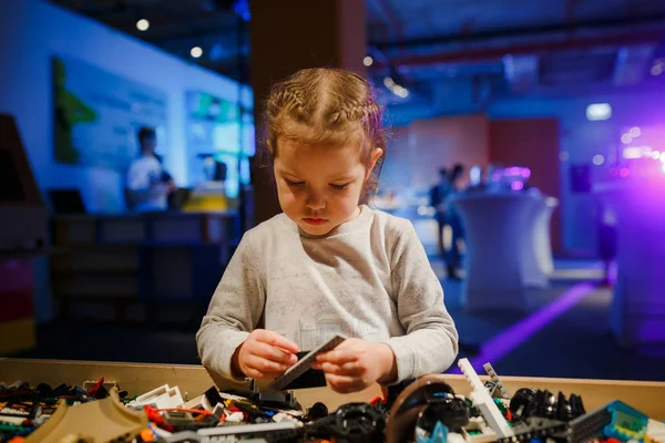 Minsk, Beyaz Rusya - 1 Mayıs 2017: renkli oyuncaklar ile oynama çocuk. 